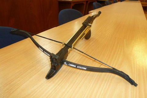 Die Pistolenarmbrust auf einem Tisch