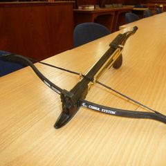 Die Pistolenarmbrust auf einem Tisch