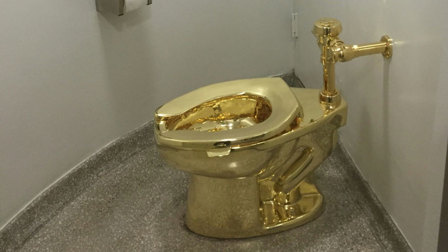 Das goldene Klo-Kunstwerk