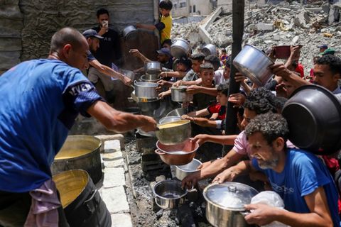 Essensausgabe in Dschabalija im Norden des Gazastreifens