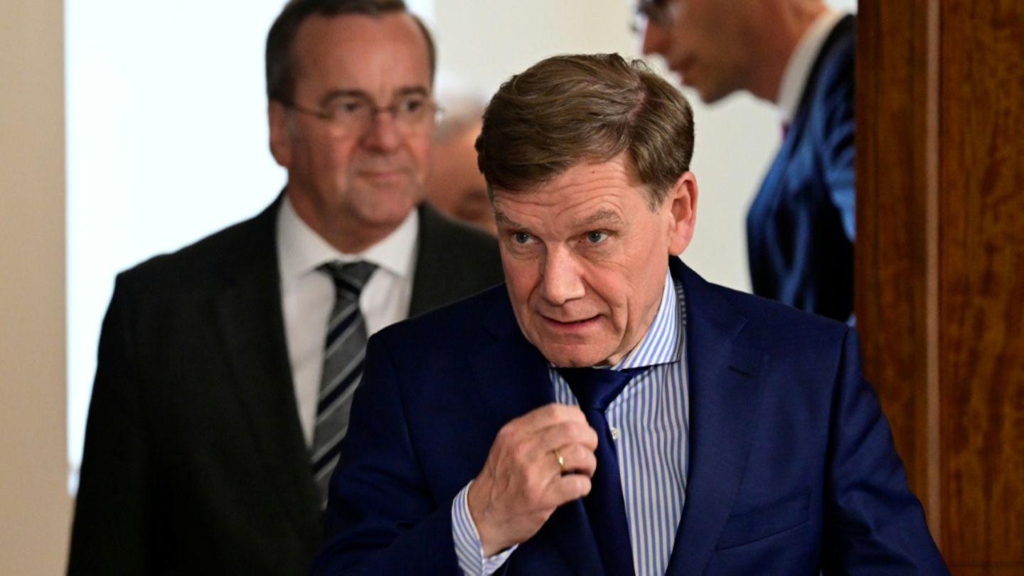 Außenminister Wadephul (r.) und Verteidigungsminister Pistorius (l.)