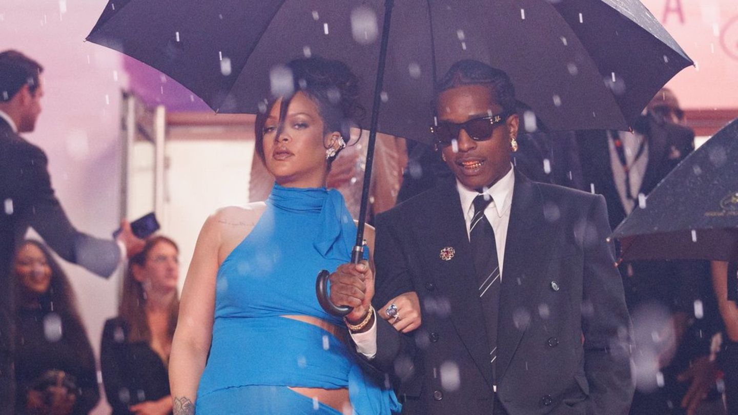Rihanna und A$AP Rocky unter einem Regenschirm