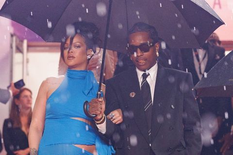 Rihanna und A$AP Rocky unter einem Regenschirm