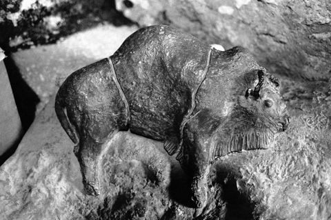 Figur eines aus Lehm geformten Steppenbisons, Steinzeit-Kunst, sw-Bild