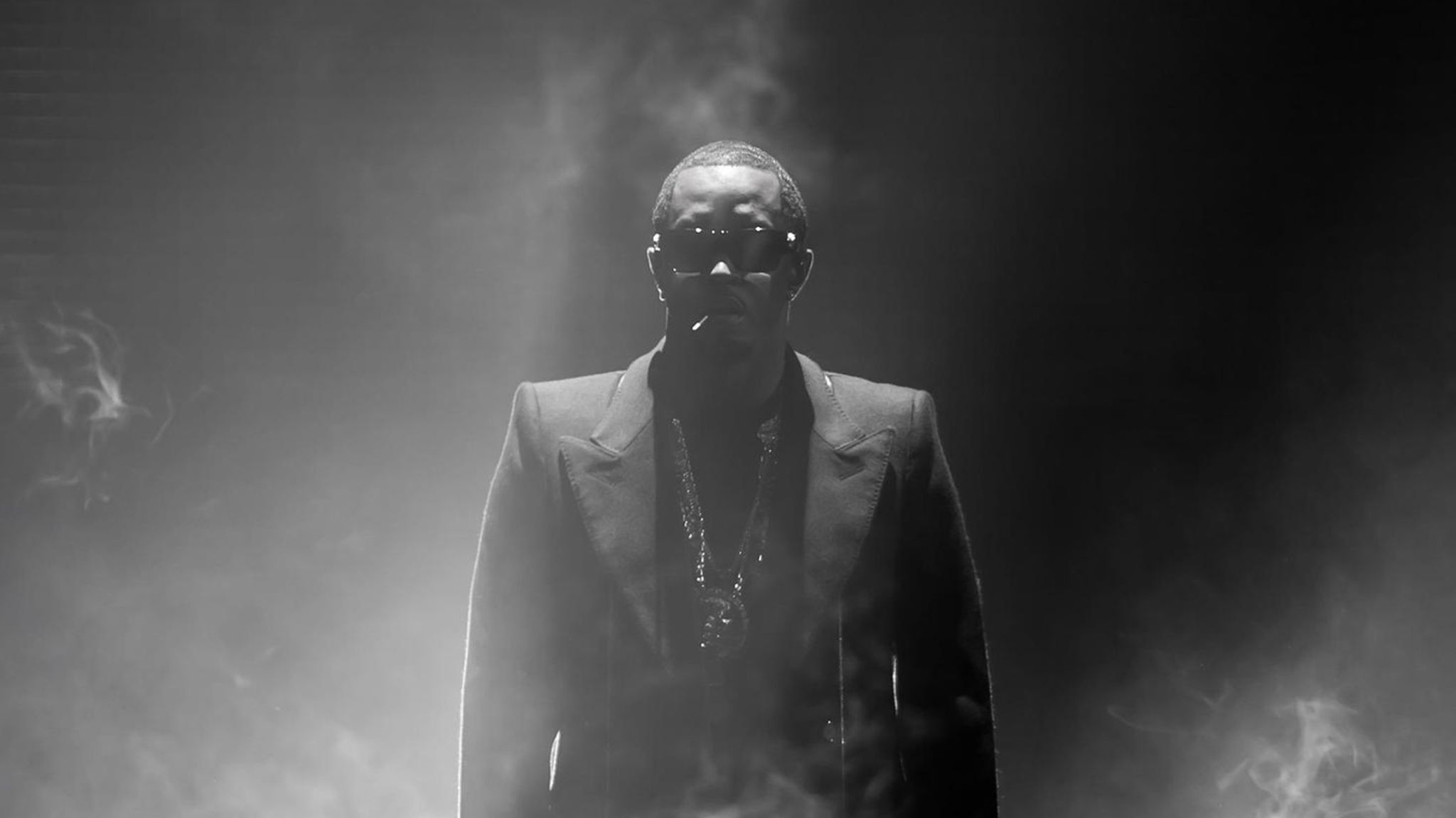 P. Diddy auf einer Bühne im Scheinwerfernebel