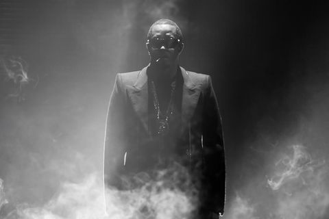 P. Diddy auf einer Bühne im Scheinwerfernebel