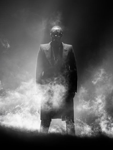 P. Diddy auf einer Bühne im Scheinwerfernebel