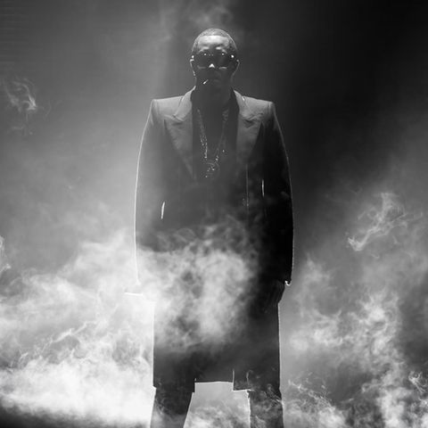 P. Diddy auf einer Bühne im Scheinwerfernebel