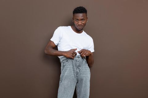 Deal News: Ein Mann zieht seine Jeans hoch