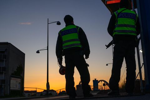 Bundespolizisten mit Kelle und Waffe