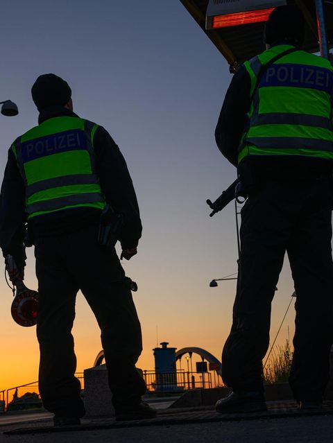 Bundespolizisten mit Kelle und Waffe