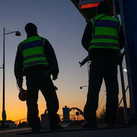 Bundespolizisten mit Kelle und Waffe