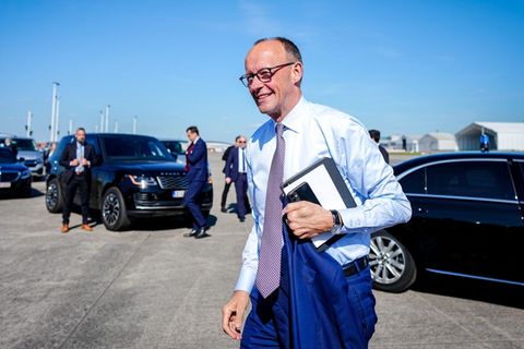 Bundeskanzler Friedrich Merz auf dem Flughafen in Brüssel
