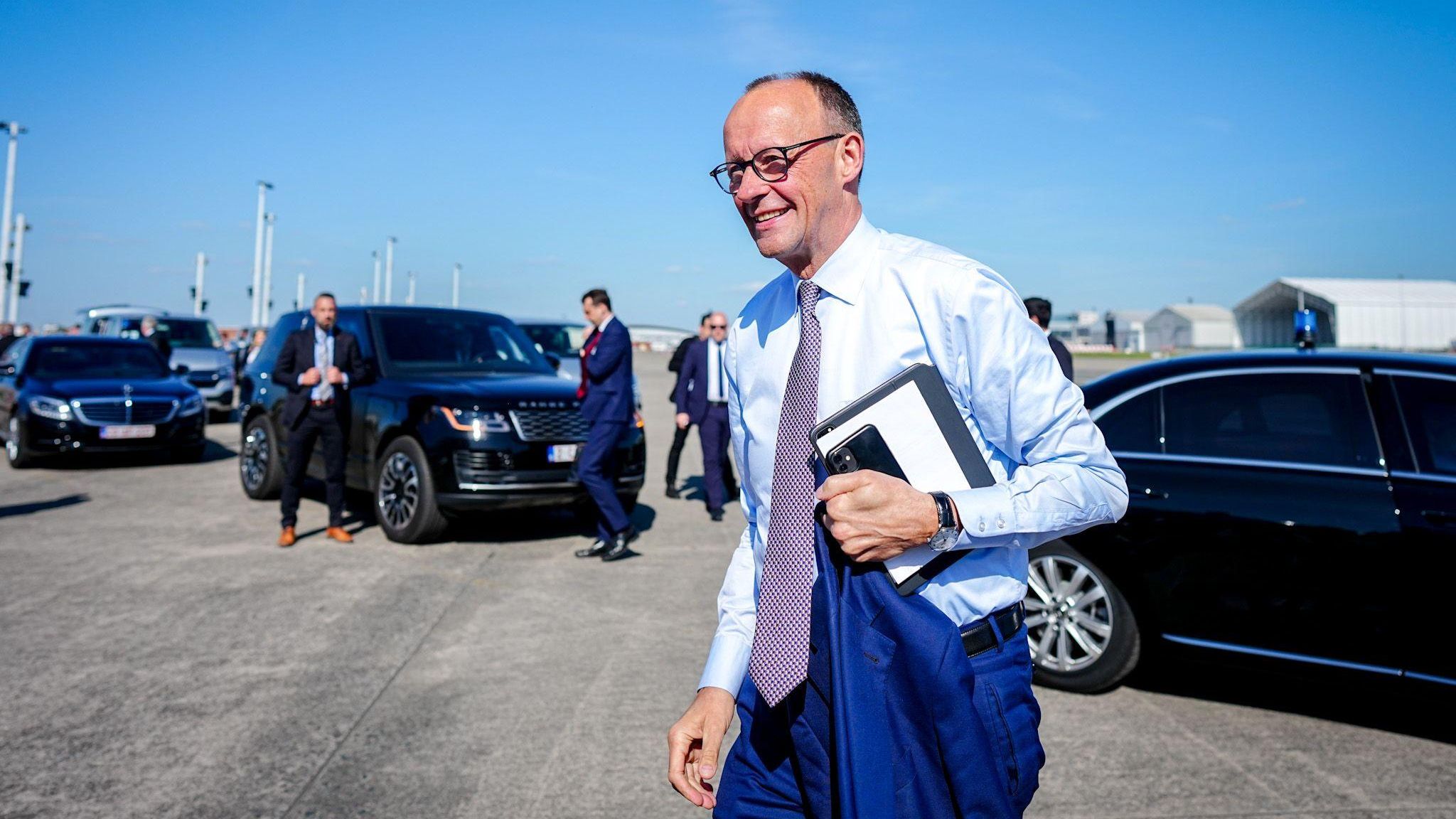 Bundeskanzler Friedrich Merz auf dem Flughafen in Brüssel