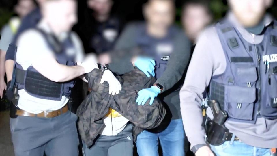 Die Polizei aus NRW nimmt den mutmaßlichen Messerangreifer aus Bielefeld fest