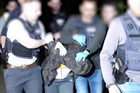 Die Polizei aus NRW nimmt den mutmaßlichen Messerangreifer aus Bielefeld fest