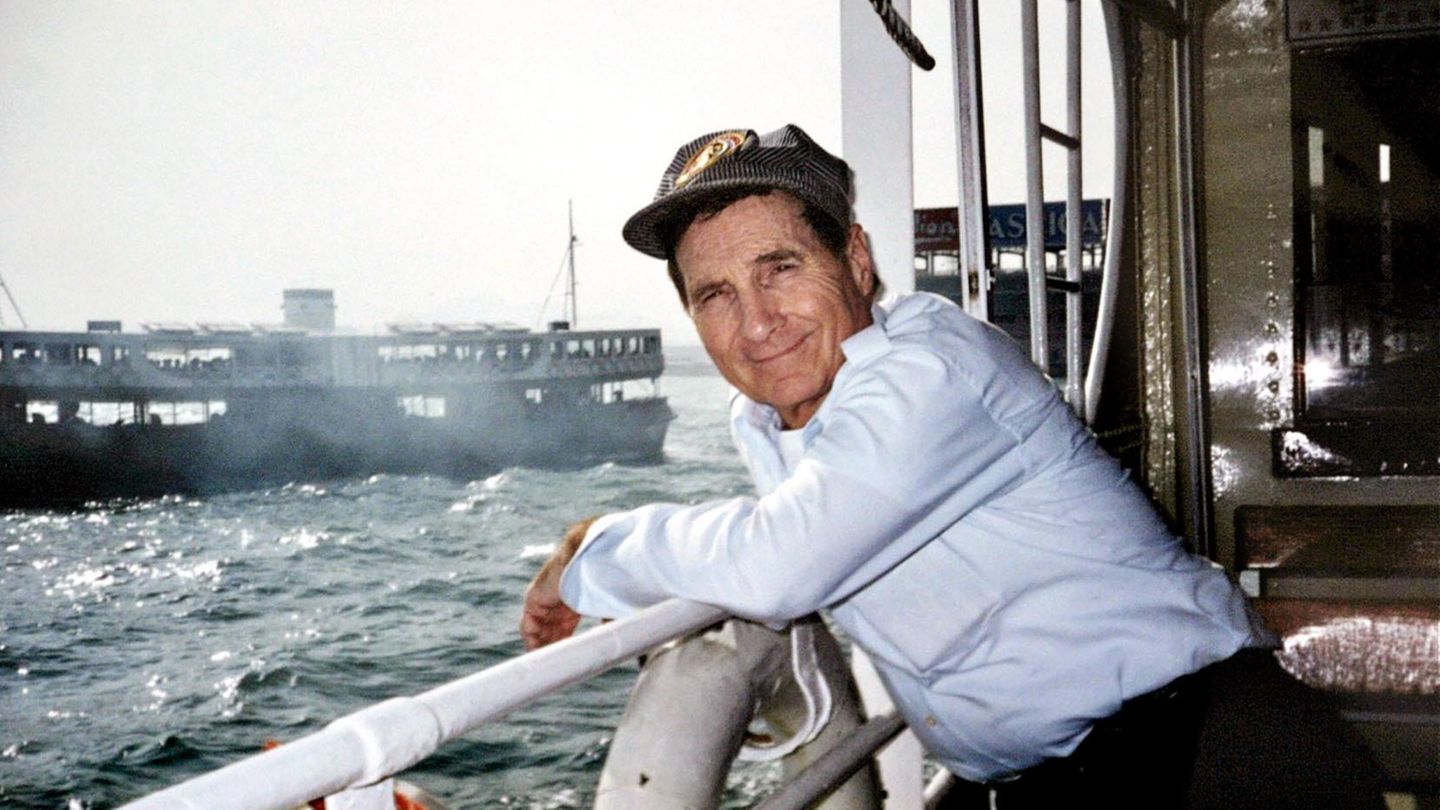 Freddy Quinn sitzt auf einem Boot.
