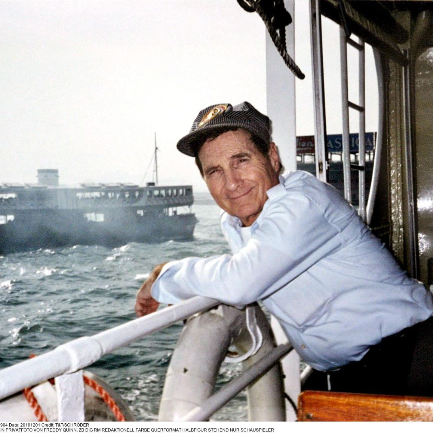 Freddy Quinn sitzt auf einem Boot.