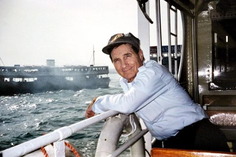 Freddy Quinn sitzt auf einem Boot.
