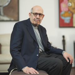 Mohammed El-Baradai sitzt in seiner Wohnung und schaut in die Kamera