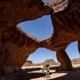 Gebirge mit Aussparungen im Gestein wie große Fenster