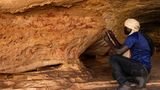 Der Archäologe Mahamat Ahmat Oumar dokumentiert die Malereien in den Höhlen
