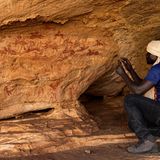 Der Archäologe Mahamat Ahmat Oumar dokumentiert die Malereien in den Höhlen