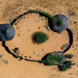 Die Hütten einer Familie aus der Vogelperspektive