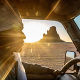 Ein Fahrer im Sonnenlicht