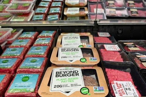 Fleischersatzprodukte in einem Supermarkt