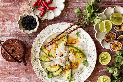 Hamachi-Ceviche angerichtet mit Stäbchen