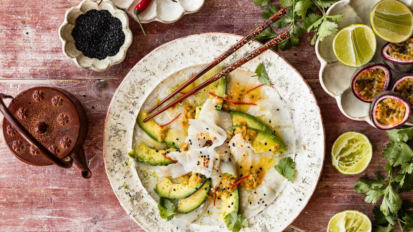 Hamachi-Ceviche angerichtet mit Stäbchen Hamachi-Ceviche angerichtet mit Stäbchen