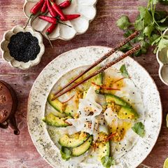 Hamachi-Ceviche angerichtet mit Stäbchen