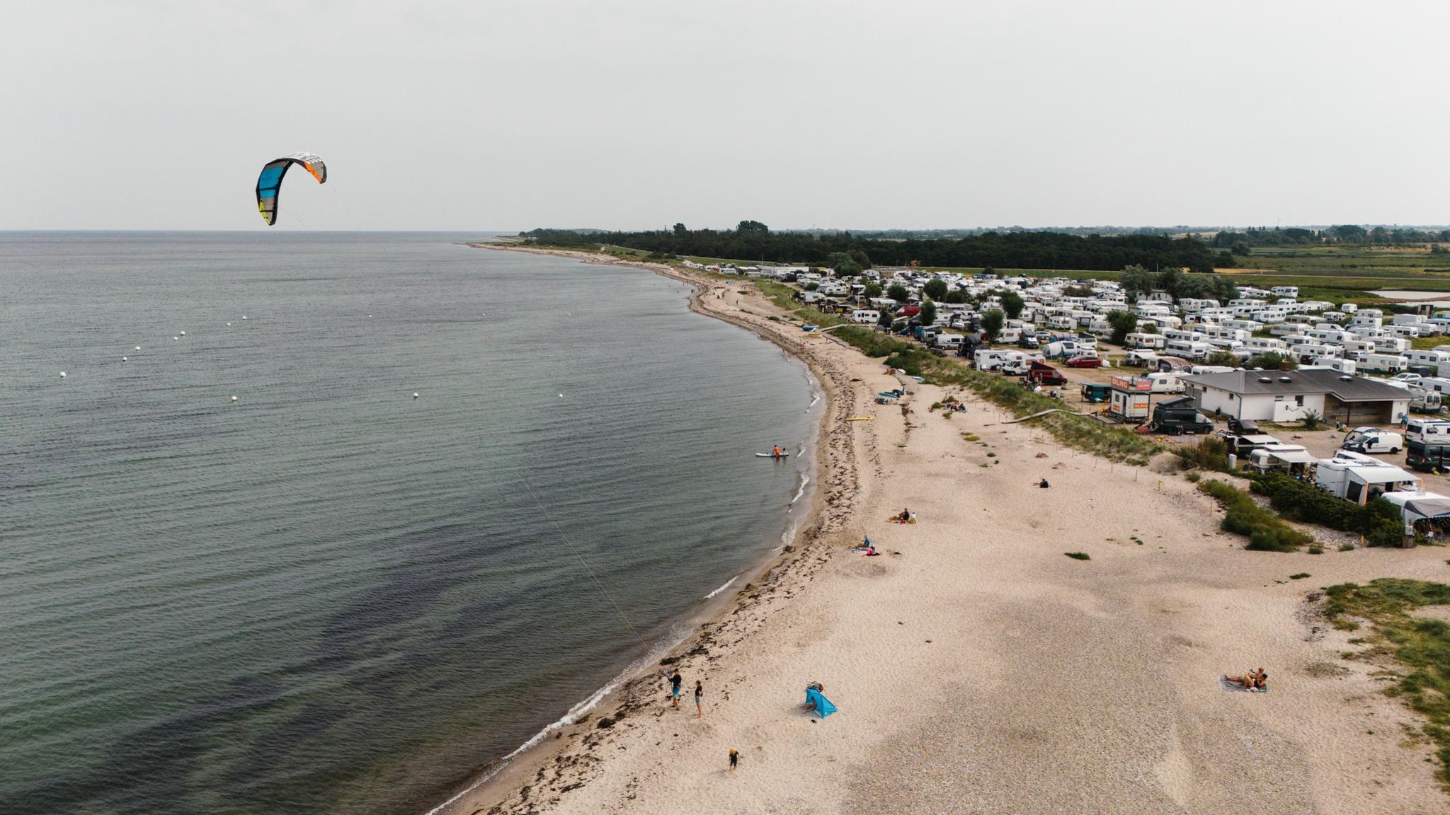 Der Strand direkt vor dem Campingplatz mit einer Drohne aufgenommen