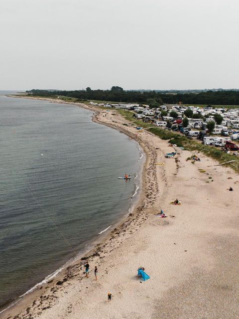 Der Strand direkt vor dem Campingplatz mit einer Drohne aufgenommen