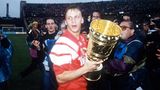 Im Finale 1993 folgte ein weiterer 1:0-Sieg der Leverkusener, dieses Mal gegen die Hertha-Reserve – und damit der Pokalsieg. Hier ist Andreas Thom mit der Trophäe zu sehen