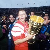 Im Finale 1993 folgte ein weiterer 1:0-Sieg der Leverkusener, dieses Mal gegen die Hertha-Reserve – und damit der Pokalsieg. Hier ist Andreas Thom mit der Trophäe zu sehen