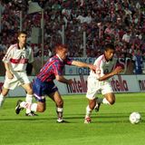 Der nächste Drittligist, Energie Cottbus, zog in der Saison 1996/97 ins Pokalfinale ein. Die Cottbuser warfen mit dem FC St. Pauli und dem Karlsruher SC zwei Erstligisten raus und trafen im Endspiel auf den VfB Stuttgart, auch erste Liga. Giovane Elber (am Ball) erzielte zwei Tore für die Schwaben   