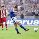Union ließ in der ersten Hälfte kein Tor zu, nach der Pause sorgte Jörg Böhme, hier beim Elfmeter zum 2:0, dann mit einem Doppelschlag für den Schalker Triumph. In der Vorwoche hatten die Gelsenkirchener noch die sogenannte "Vier-Minuten-Meisterschaft" dramatisch verloren