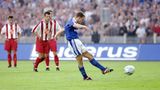 Union ließ in der ersten Hälfte kein Tor zu, nach der Pause sorgte Jörg Böhme, hier beim Elfmeter zum 2:0, dann mit einem Doppelschlag für den Schalker Triumph. In der Vorwoche hatten die Gelsenkirchener noch die sogenannte "Vier-Minuten-Meisterschaft" dramatisch verloren