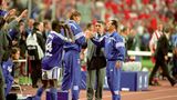 Pure Fußball-Romantik: Damals coachte Huub Stevens (r.) den FC Schalke 04, und auch die mittlerweile verstorbene Manager-Legende Rudolf "Rudi" Assauer (im grauen Anzug) war noch mit dabei