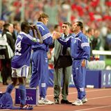 Pure Fußball-Romantik: Damals coachte Huub Stevens (r.) den FC Schalke 04, und auch die mittlerweile verstorbene Manager-Legende Rudolf "Rudi" Assauer (im grauen Anzug) war noch mit dabei