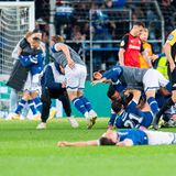Spieler von Arminia Bielefeld feiern den Sieg im DFB-Pokal-Halbfinale gegen Bayer Leverkusen