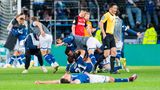 Spieler von Arminia Bielefeld feiern den Sieg im DFB-Pokal-Halbfinale gegen Bayer Leverkusen