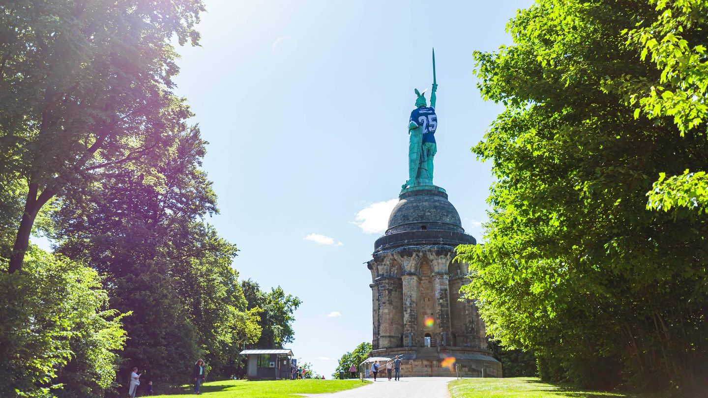 Hermannsdenkmal mit Arminia-Trikot