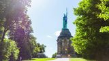 Hermannsdenkmal mit Arminia-Trikot