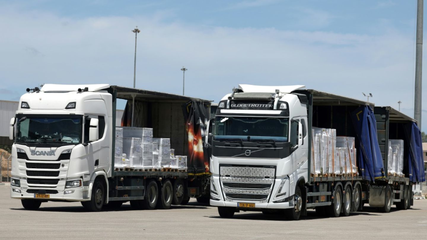Lastwagen mit Hilfslieferungen für den Gazastreifen