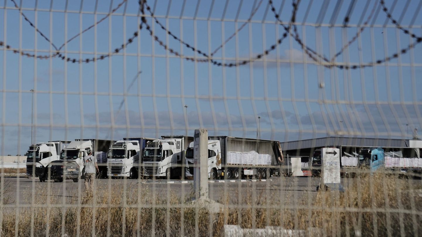 Gaza War: UN: Israel allows 100 relief goods trucks for Gaza