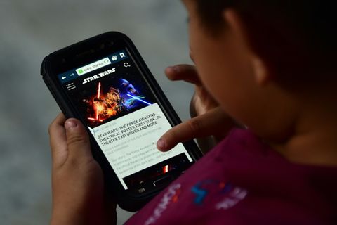 Kind mit Smartphone