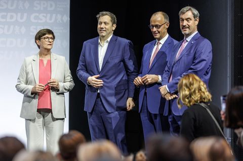 Saskia Esken (l.) wird aller Voraussicht nach die einzige Frau im Koalitionsausschuss mit Markus Söder (r.), Friedrich Merz (M.) und Lars Klingbeil sein 